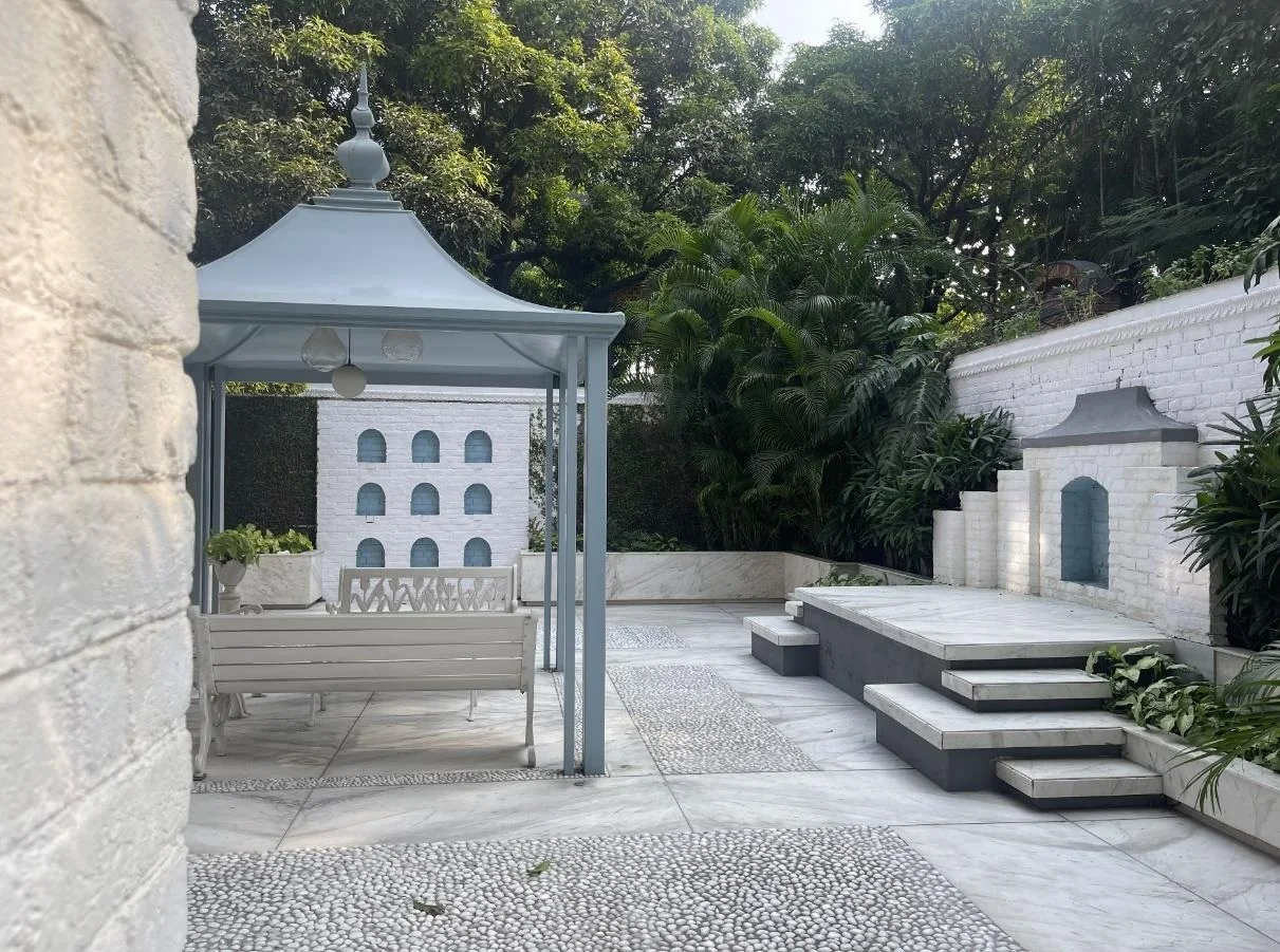 Contemporary courtyard landscape by Art Livings